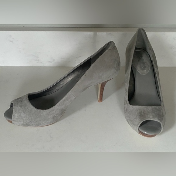 Banana Republic Gray Grey Suede Leather Peep Toe Pumps Wood Tone High Heels 8 - Picture 6 of 11
